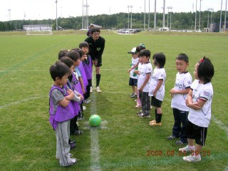 試合開始時に園児たちは、きちっと整列し 挨拶を交わしていました。